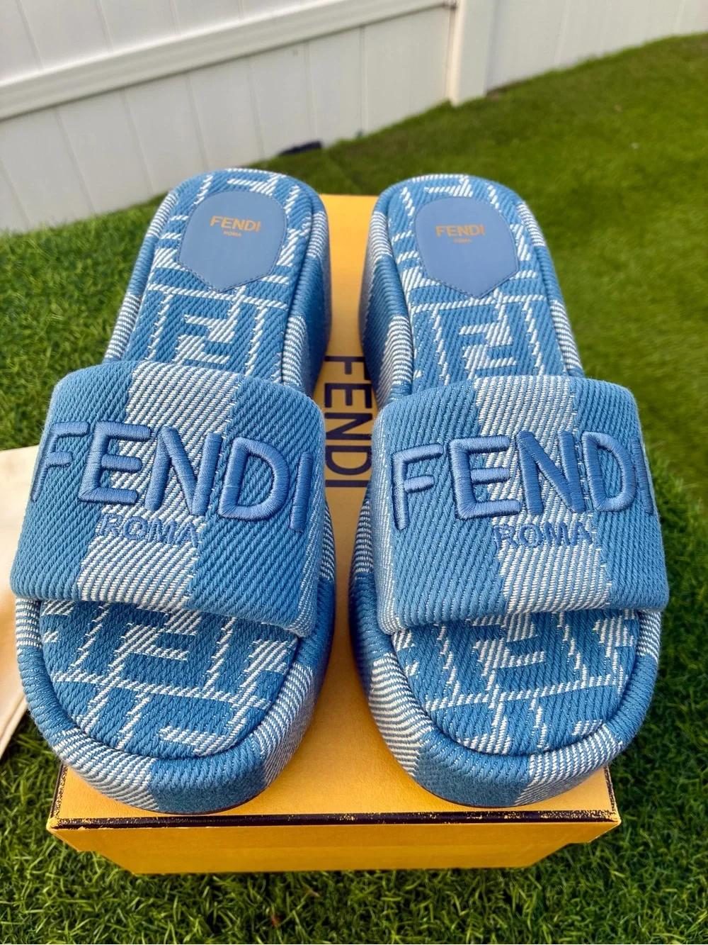 FENDI SUNSHINE STRIPED DENIM PLATFORM SLIDE SANDALS EMBROIDERED LOGO SZ 38.5 NEW